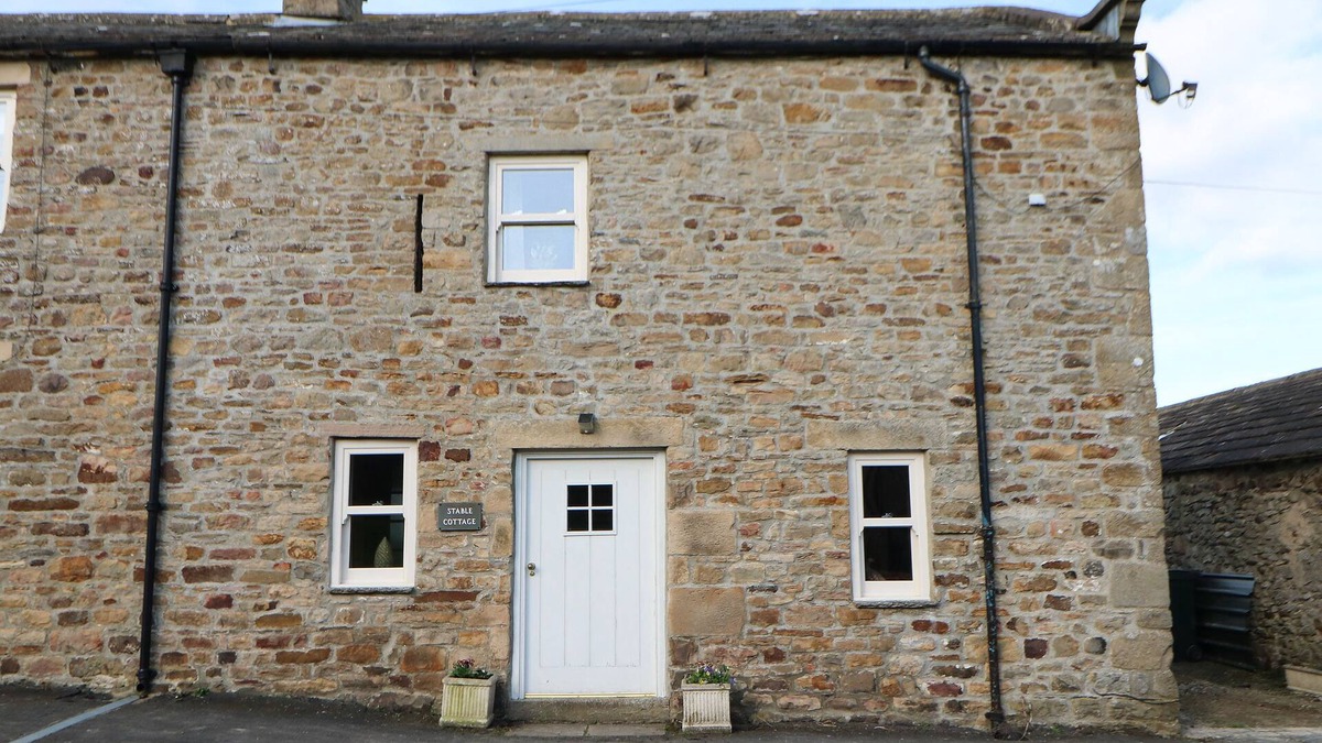Barnard Castle Cottage | STABLE COTTAGE, pet friendly, with hot tub in Barnard Castle