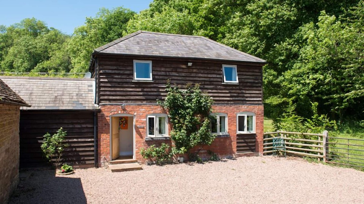 Upper Sapey Cottage | STABLE COTTAGE, pet friendly, with hot tub in Hanley William