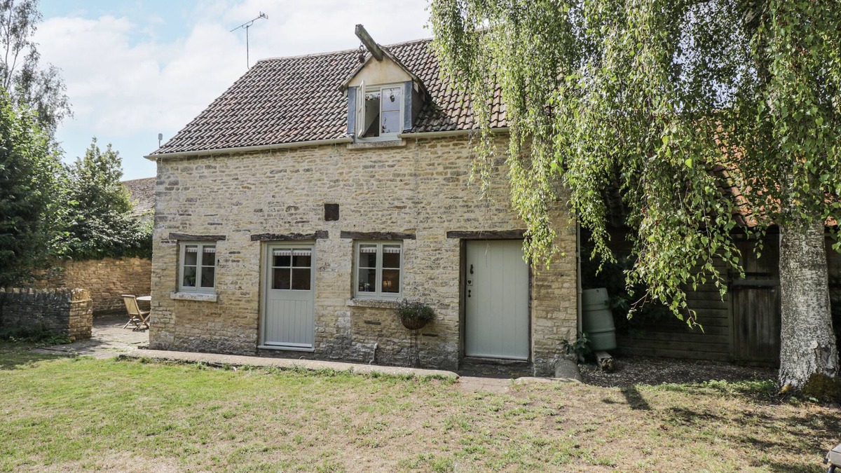 Ozleworth House | STABLE COTTAGE, pet friendly, with a garden in Sherston