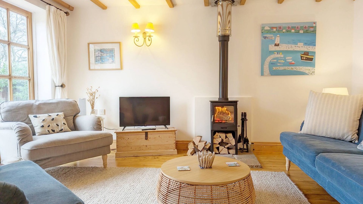 Emsworth Cottage | Stable Cottage - sleeps 4 guests in 2 bedrooms