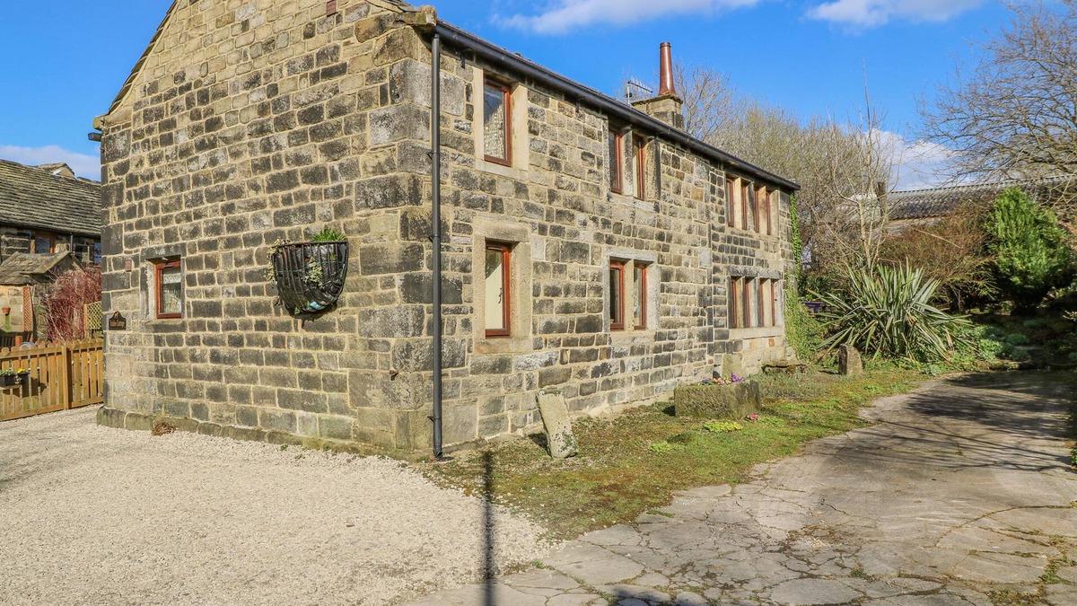 Todmorden Cottage | STABLES COTTAGE, character holiday cottage in Todmorden