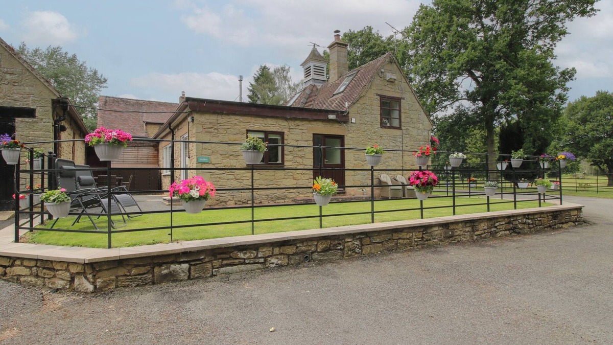 Aymestrey Cottage | STABLES COTTAGE, pet friendly, character holiday cottage in Shobdon