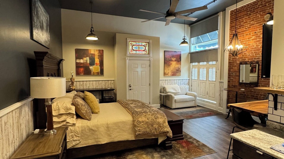 Babe Denny House | Stadium Stays #1 in downtown INDY. A 5 minute walk to the stadium. Free parking.