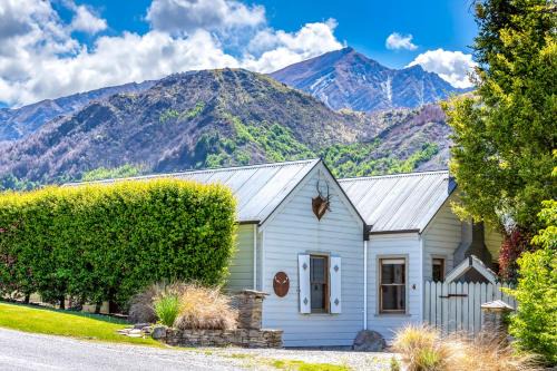 Arrowtown House | Stags Head Cottage-cosy cottage with hot tub