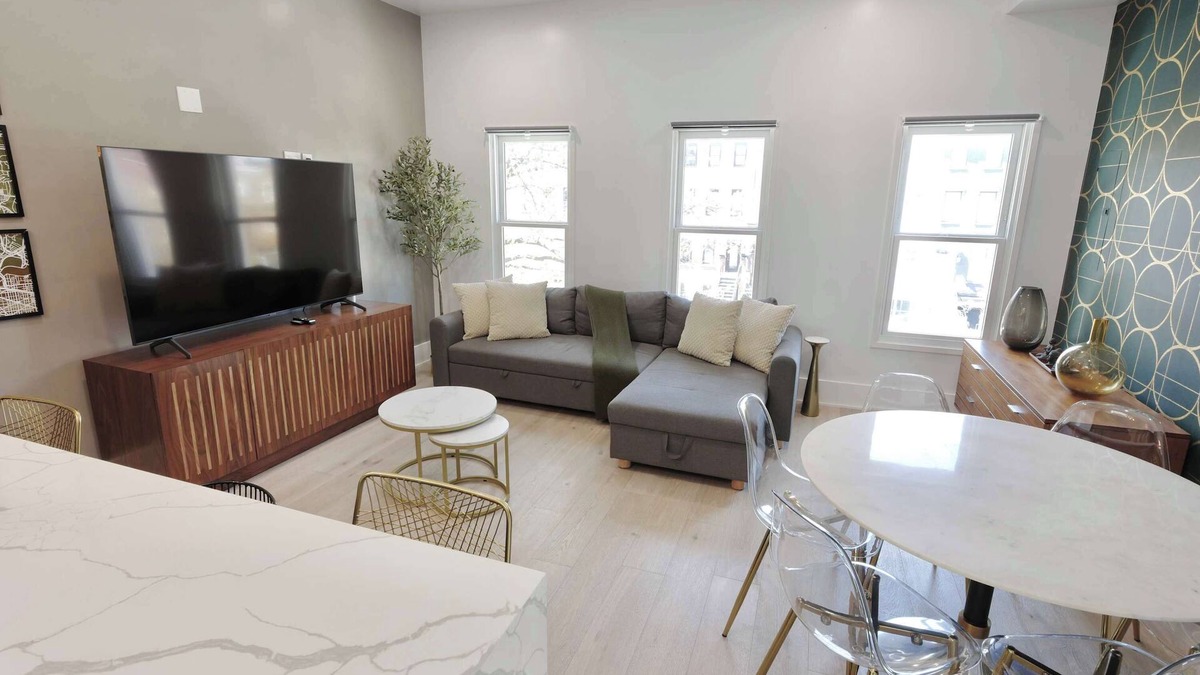 Logan Circle Apartment | Stairway to Heaven - Parking