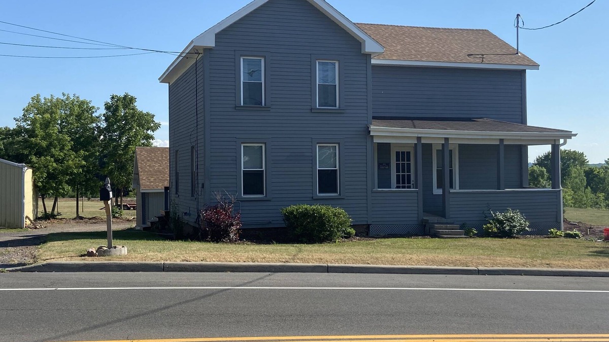 Baldwinsville House | Stallion Apt On Truck Farm