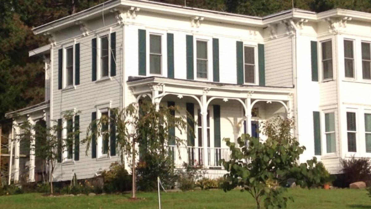 Sharpsville House | Stambaugh Farmhouse Reduced rates for winter season