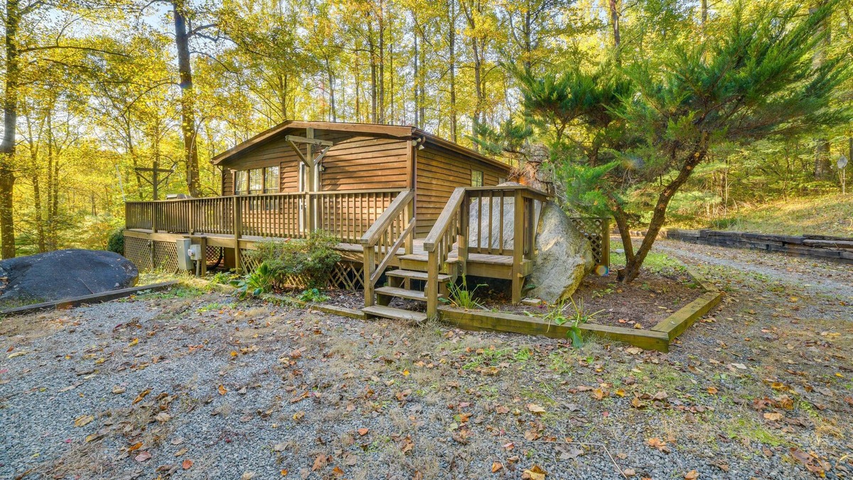 Hood Cabin | Stanardsville Cabin Rental ~ 24 Mi to Shenandoah!