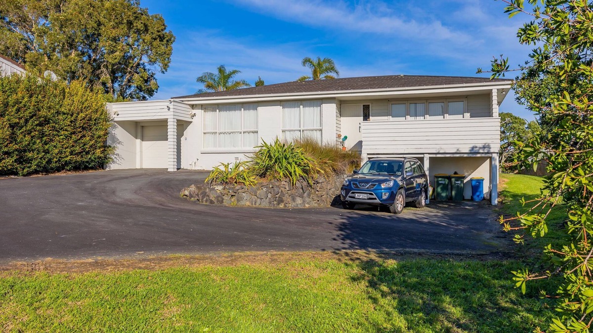 Auckland House | Stand-Alone Sunny Modern 3 Bedroom Home - North Shore