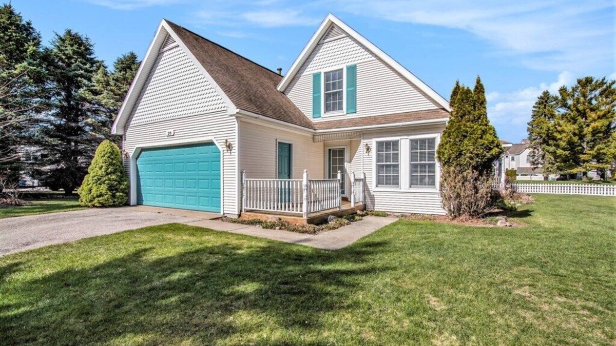Manistee Cottage | Standalone Harbor Village Cottage at Beach