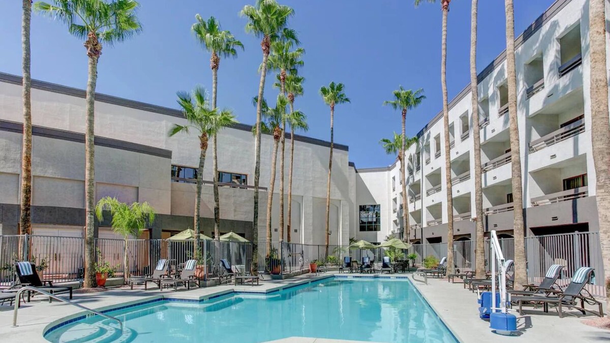 Phoenix House | Standard 2 Queens at Hilton Phoenix Airport - Outdoor Pool & Hiking Trails