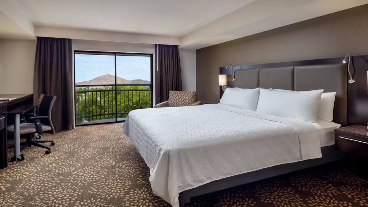 Camelback East House | Standard King at Holiday Inn & Suites Airport North - Pool and Outdoor Dining