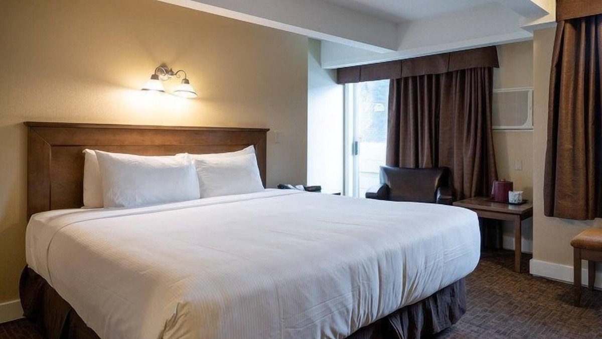 Banff Apartment | Standard King Room in Banff with Air-Conditioning
