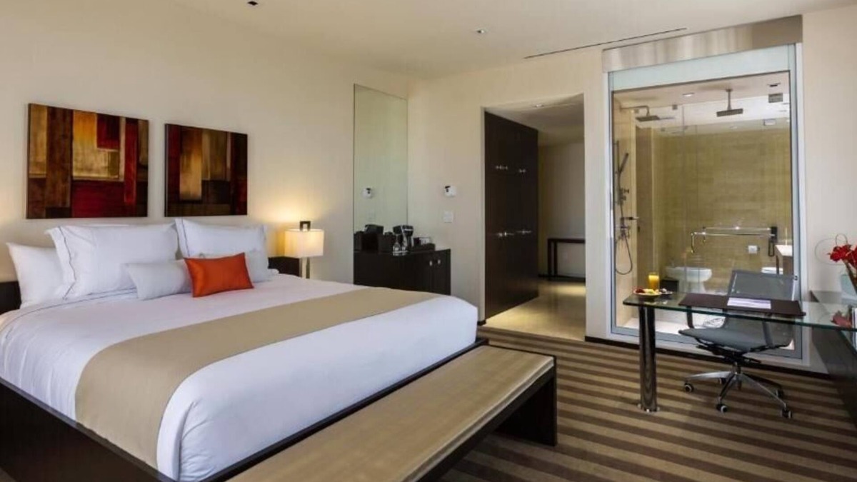 Miami Springs Apartment | Standard King Room Near Chase Bank MIA
