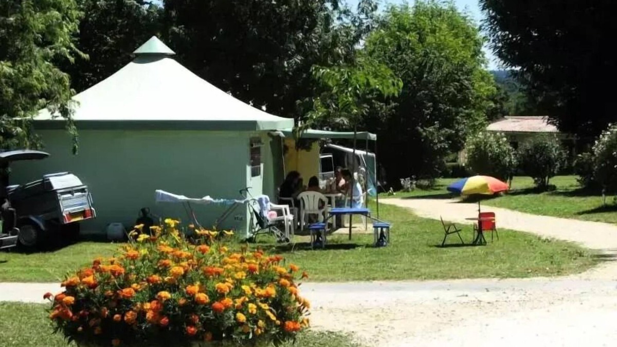 Pays-de-Belves House | Standard Lodge ohne sanitäre 20m2 2 Schlafzimmer + halb überdachte Terrasse 5 Personen