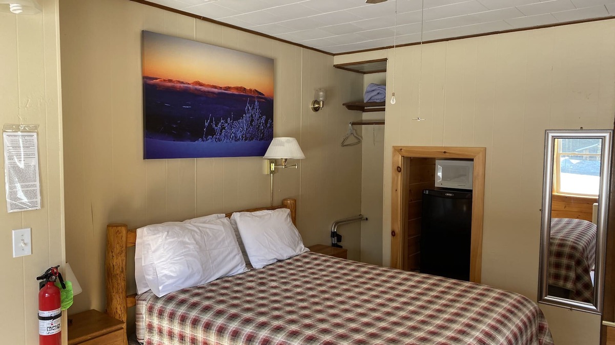 Stratton Hotel | Standard queen bed room sleeps 2
