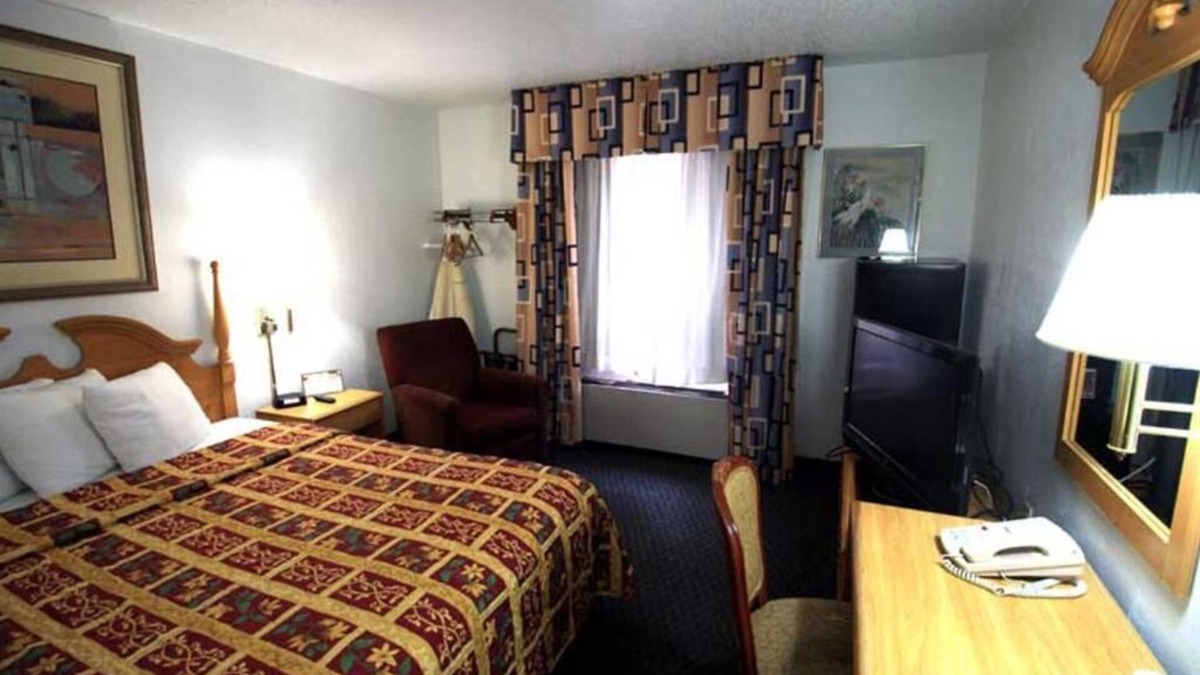 Roseville Hotel | Standard Queen Room Non-Smoking
