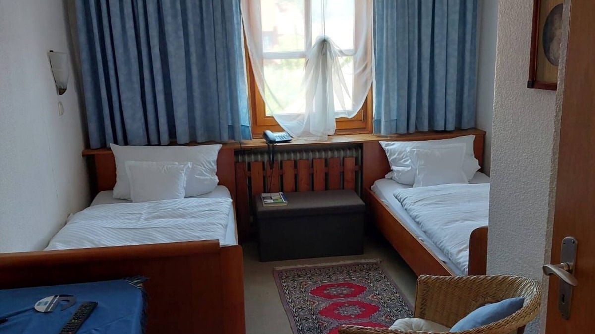Laudenbach Cottage | Standard room two beds no. 25 - Goldner Engel, Restaurant - Hotel -