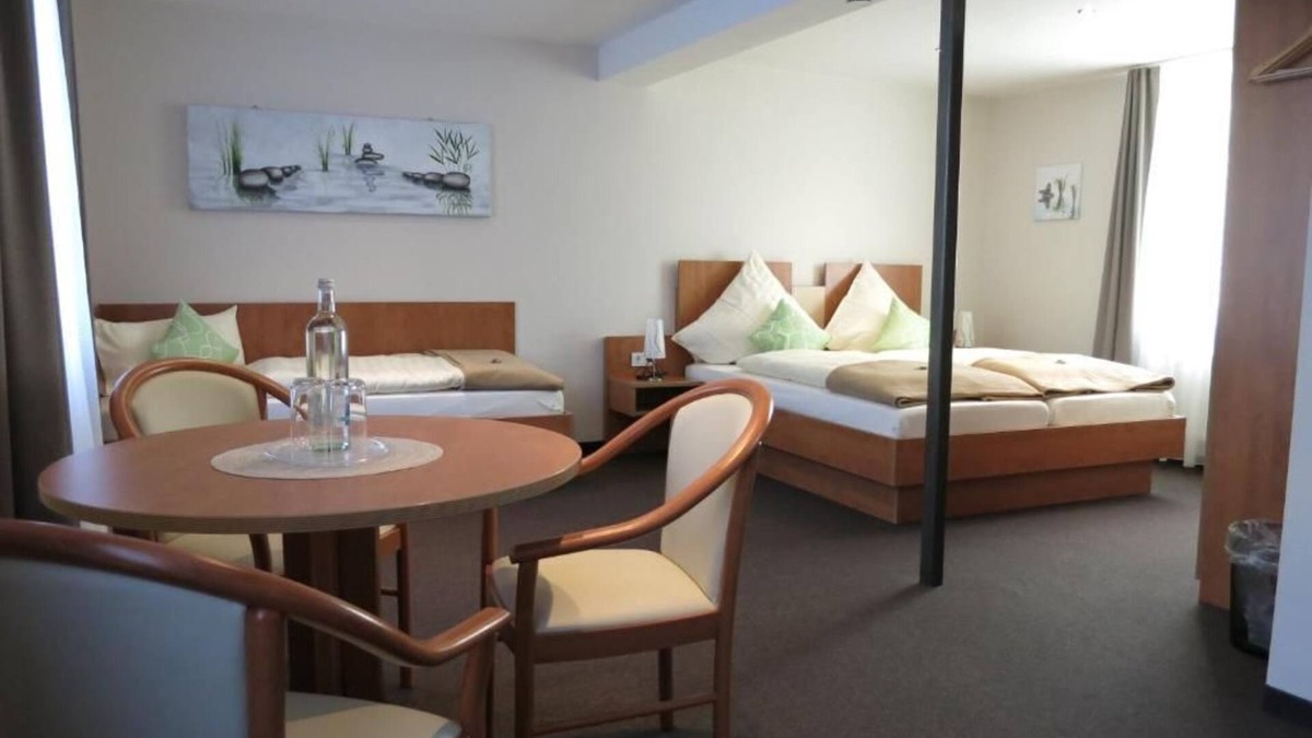 Burgschwalbach Bed & Breakfast | Standard triple room 1 (room 1) - Gästehaus Auszeit
