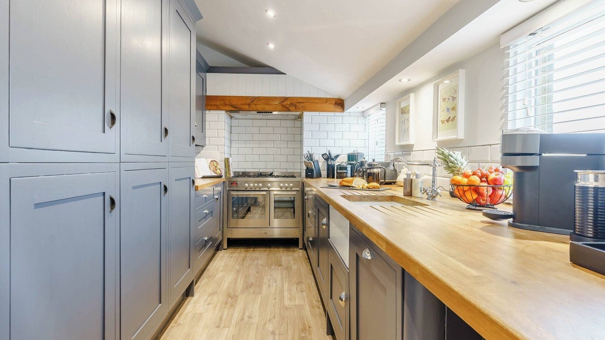 Crawcrook Cottage | Standing in it’s own beautiful grounds, with private garden and hot tub overlooking the waters.