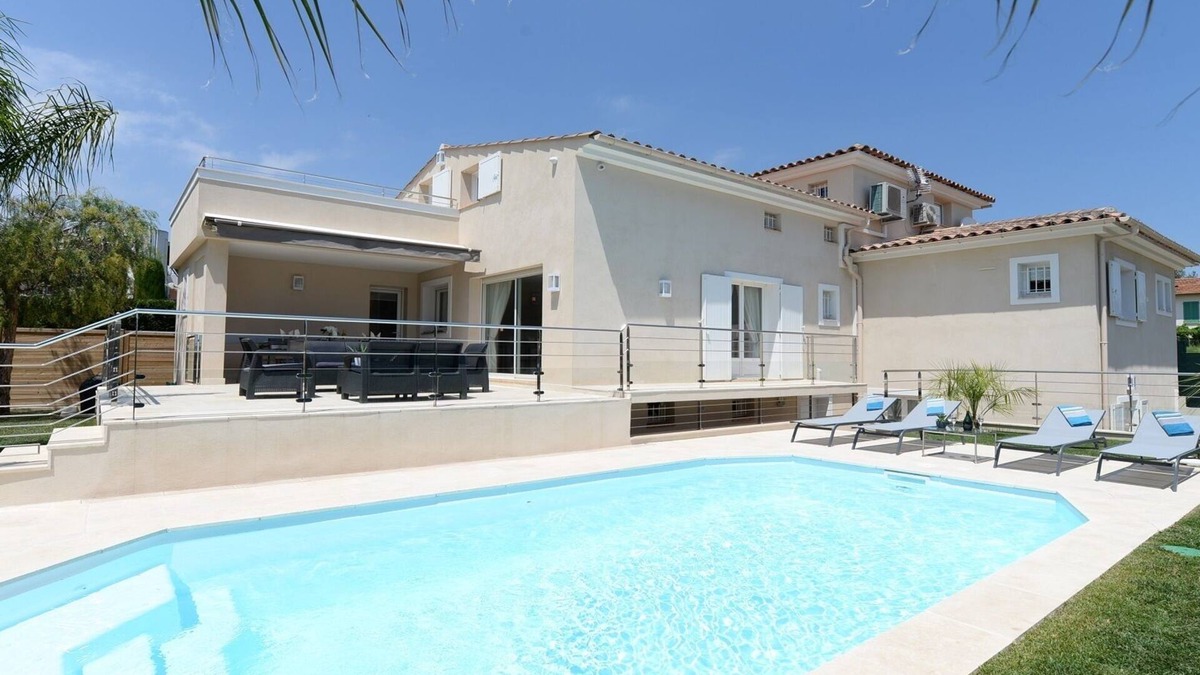 Cagnes-sur-Mer Villa | Standing VILLA 800 m from the sea, air-conditioned with heated swimming pool