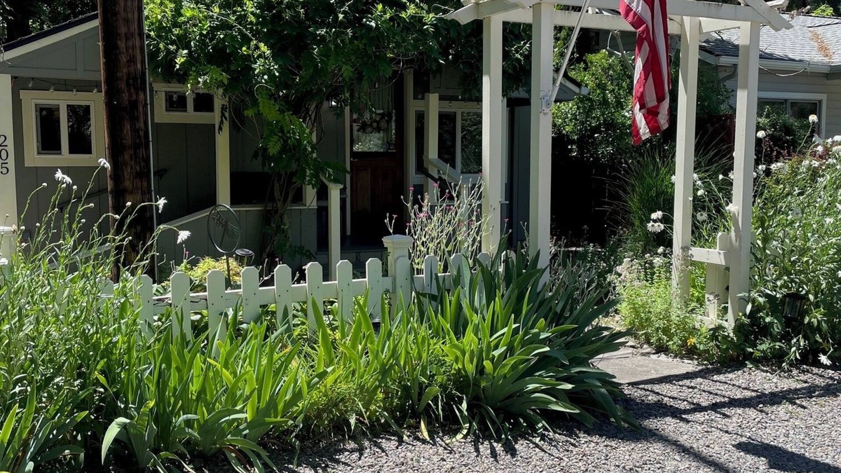 Jacksonville Cottage | Standish Cottage is Creekside