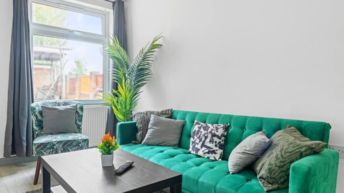 Corby House | Stanion Lane Luxurious 3 Bedroom Modern House Northamptonshire.