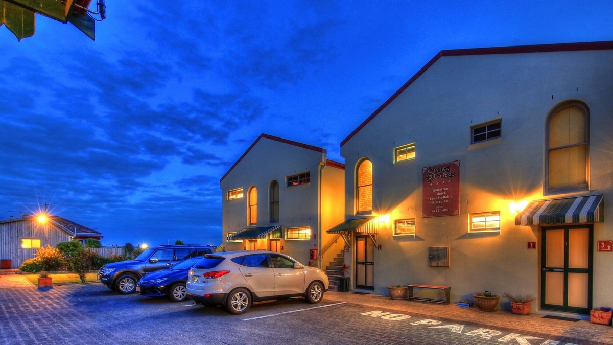 Stanley Hotel | Stanley Village Waterfront Accommodation