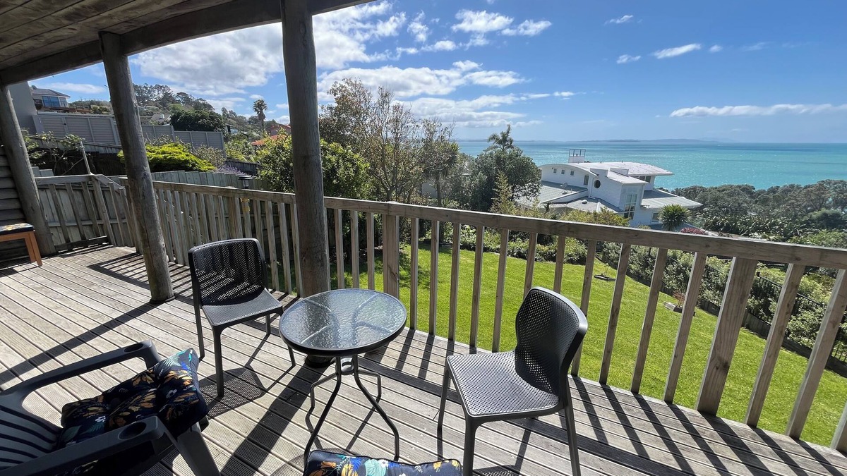 Stanmore Bay House | Stanmore Bay Log Cabin - Sea Views - Walk to Beach