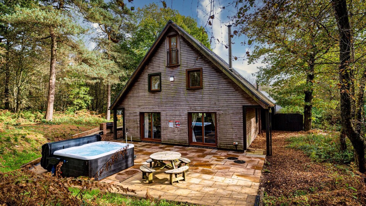 Farley Cabin | Stanton; woodland lodge for 14 with hot tub, log burner, BBQ, near Alton Towers.