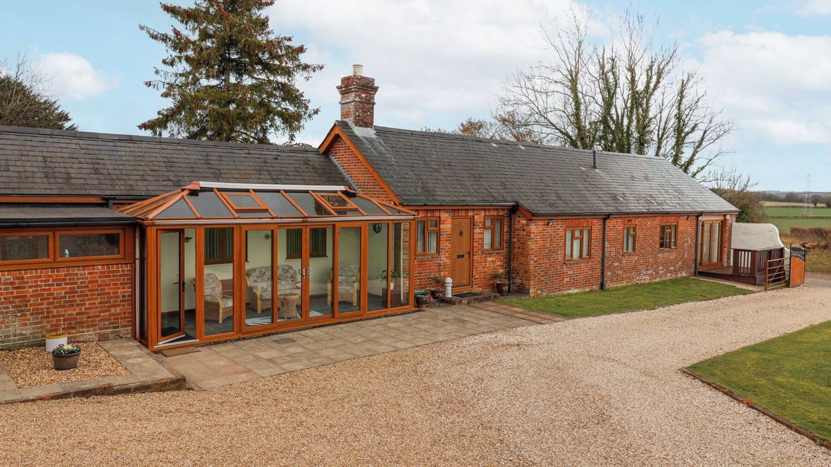 New Forest District House | STAPLETON FARM BUNGALOW, pet friendly, with a garden in Alderholt