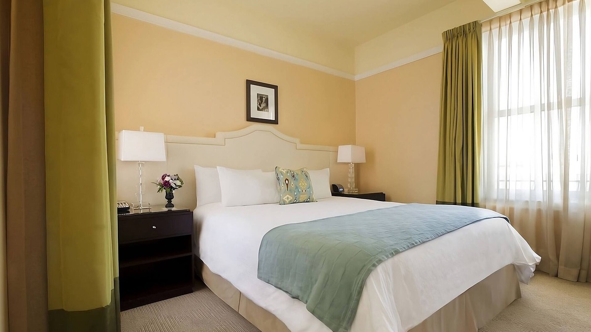 Goose Hollow Hotel | Star-Worthy Spaces near Forest Park and Pittock Mansion! with On-Site Restaurant
