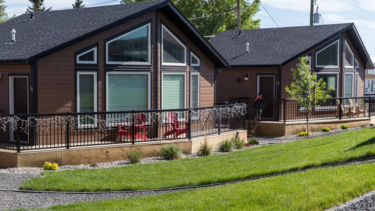 Pincher Creek Hotel | Stardust Inn and Chalets