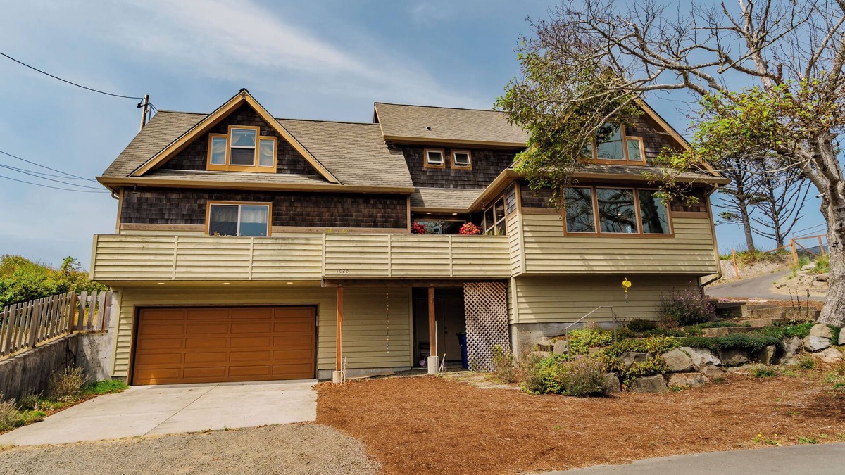 Lincoln City House | Starfish Manor, Quiet, close to beaches, shops, and restaurants