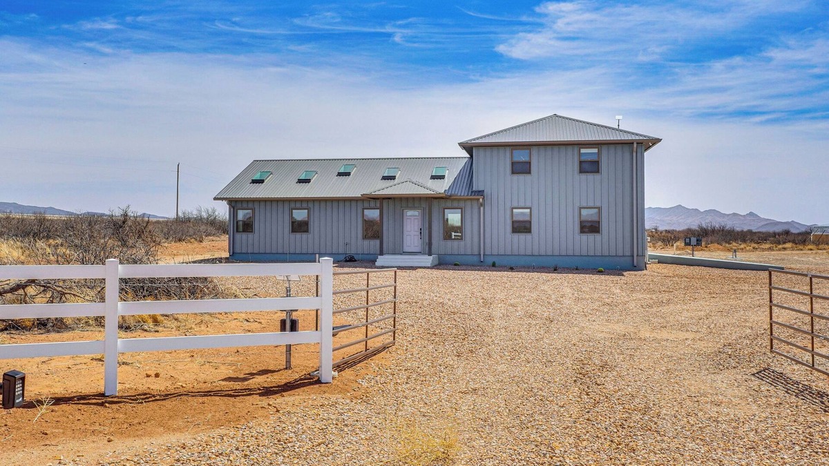 Pearce House | Stargazer's Delight: Mtn-View Pearce Home w/Deck!