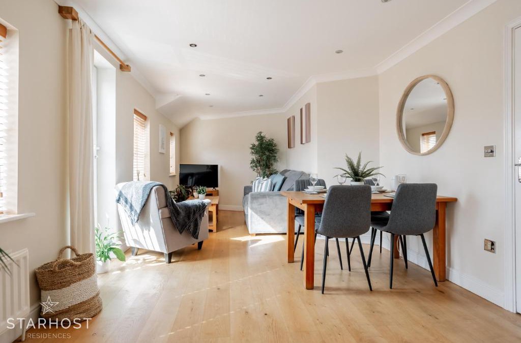 Newbury Apartment | StarHost Residences - Smart 2 Bedroom Apartment in Newbury