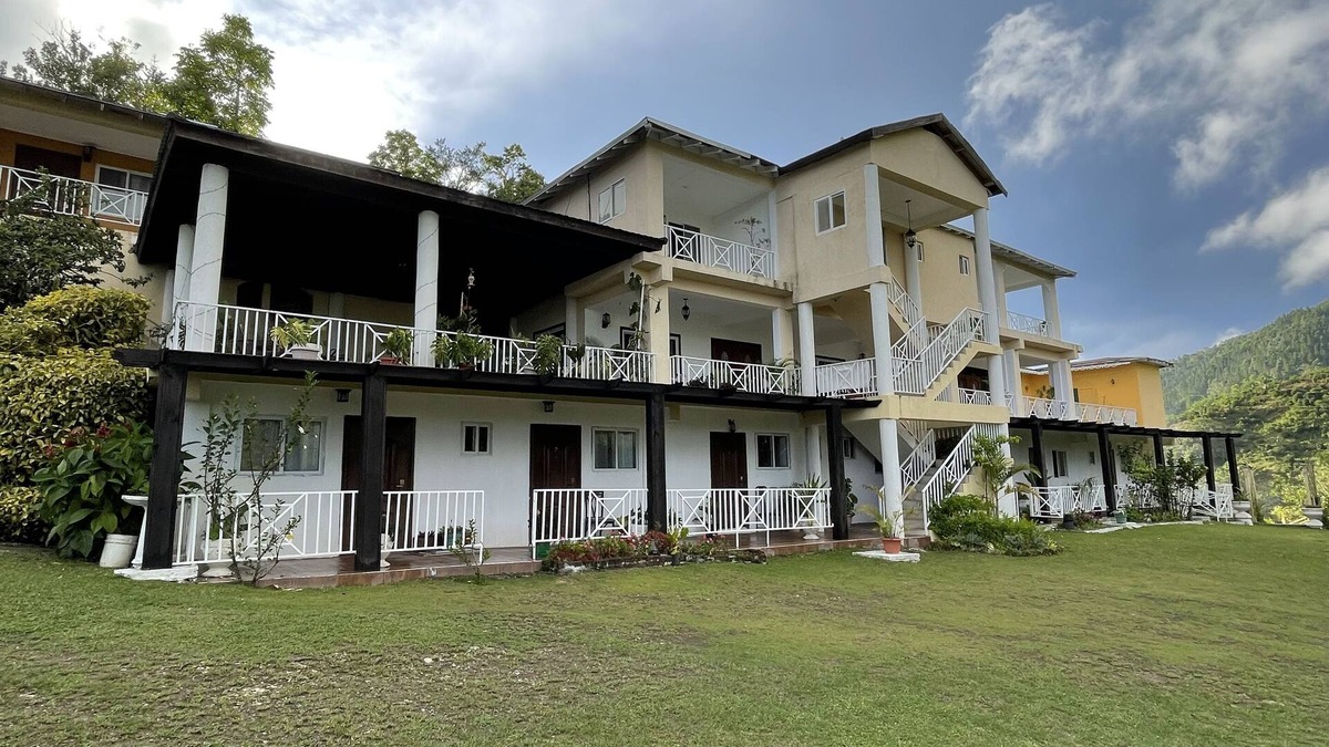 Silver Hill Gap Ski Chalet | Starlight Chalet-Blue Mountain Escape-hiking trails, rivers & birding-breakfast.