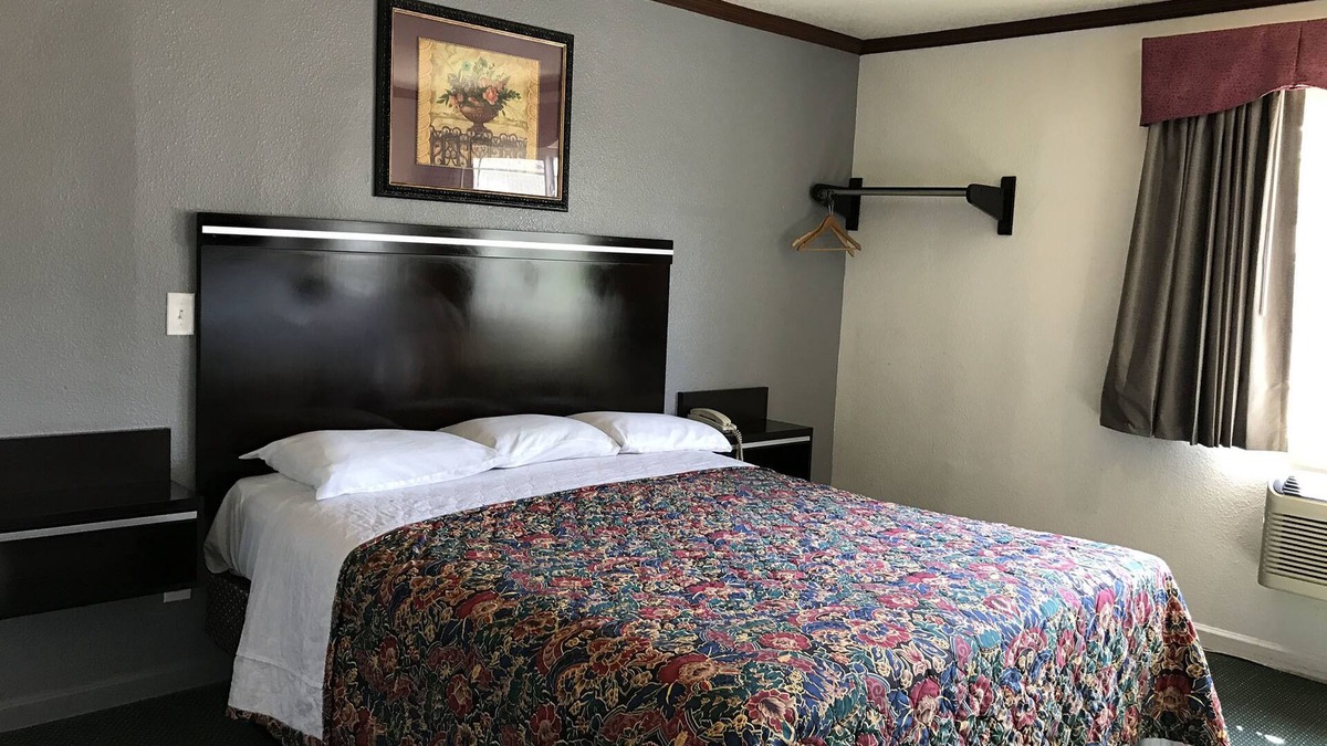 Winnetka Hotel | Starlight Inn Canoga Park