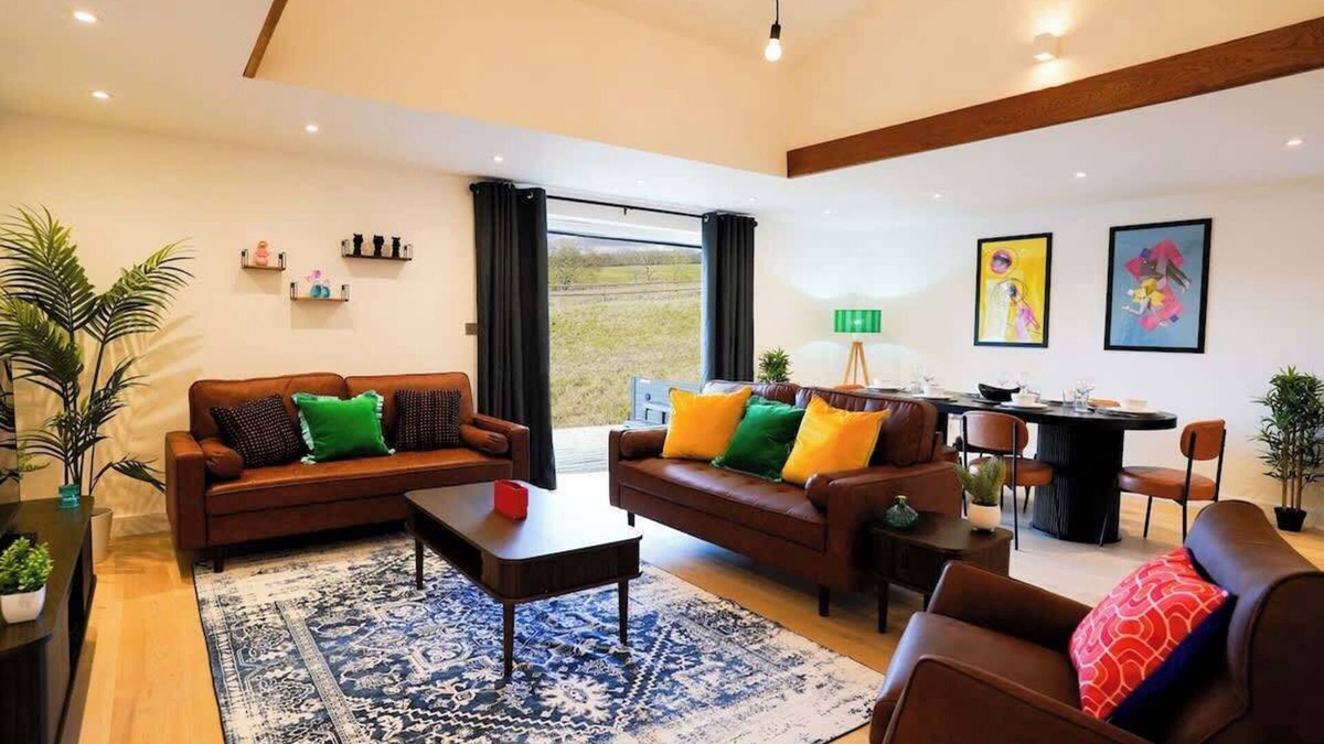 Godstone Apartment | Starlight Lodge - 4 bedroom Barn with Hot Tub!