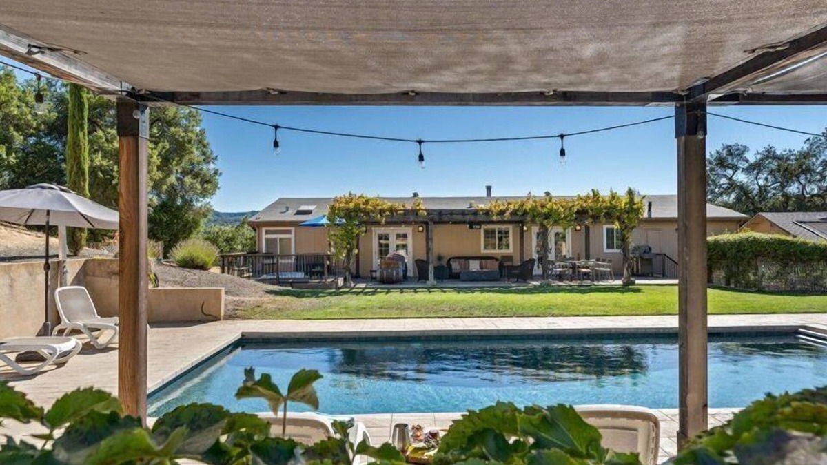 Cloverdale House | Starling's Rest, sleeps 10, Pool/Spa, Playground