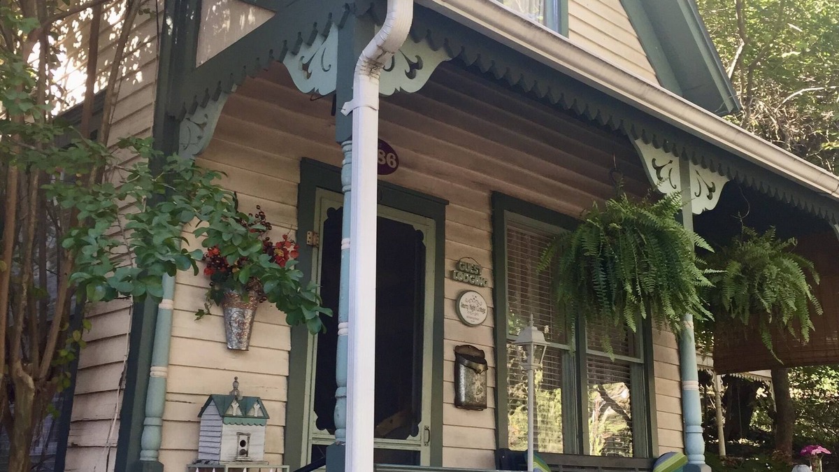 Eureka Springs Historic District House | Starry Night Cottage on Spring Street in Historic Downtown Eureka Springs!