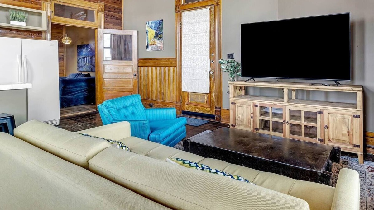 Downtown Apartment | Starry Night: Dwntwn Bryan on Main St, 2nd Flr, King Bed
