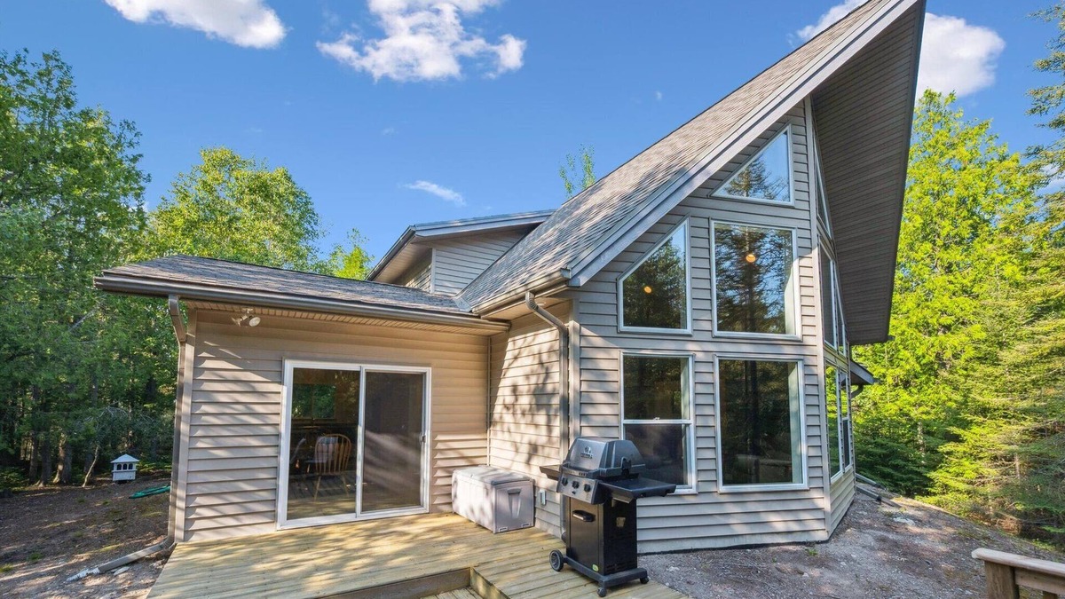 Tobermory Cottage | Starry Night - Private 35-acre Tobermory retreat with trails, open-concept living, and close to attractions.