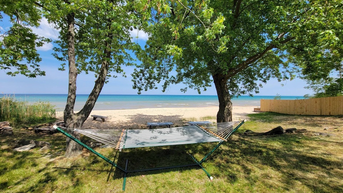 Northeastern Michigan Cottage | Starry Nights - Cozy Cottage on beautiful Lake Huron in Oscoda, MI