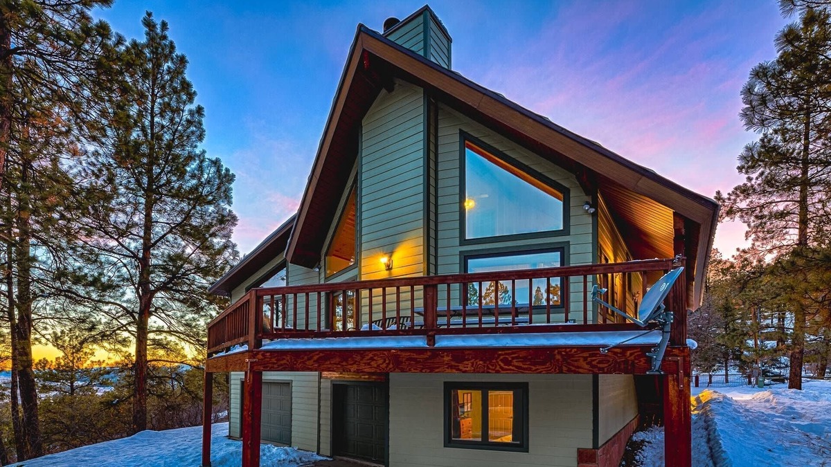 San Juan River Village House | Starry Pines: Cozy 3-Story Retreat w/Hot Tub, Fireplace, Forest Views. Large Deck for Stargazing!