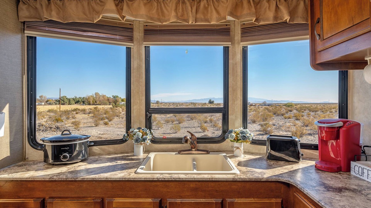 Mojave Desert House | Starry Skies Glamping w/EV Charger, Stargazing, Hiking