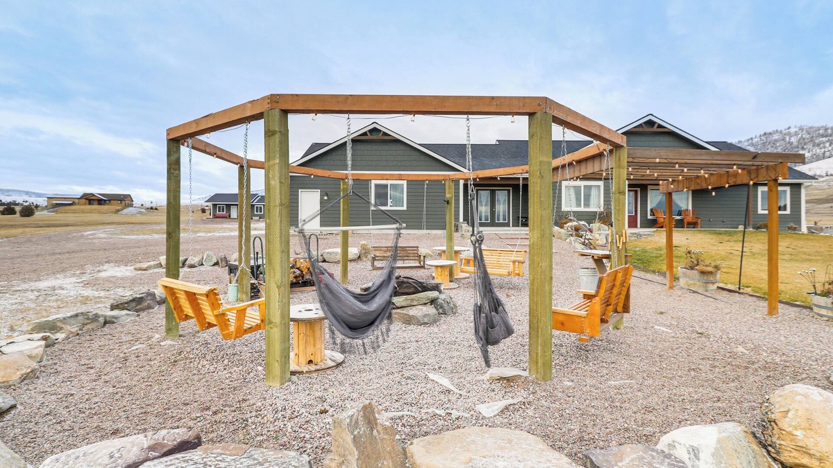 Northwest Montana - Glacier National Park Cottage | Starry Skies & Mtn Views: Family Retreat in Elmo
