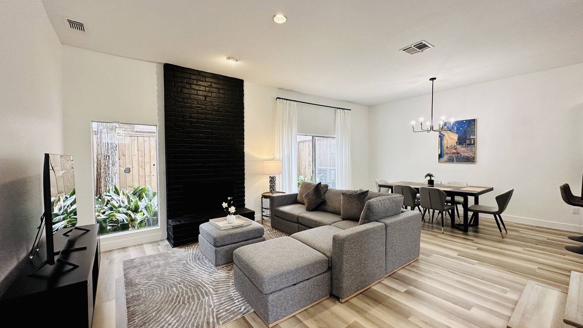 South Central Houston House | StarryNight @ Museum Park - Walk to Houston Museums, Hermann Park, Zoo & Dining!