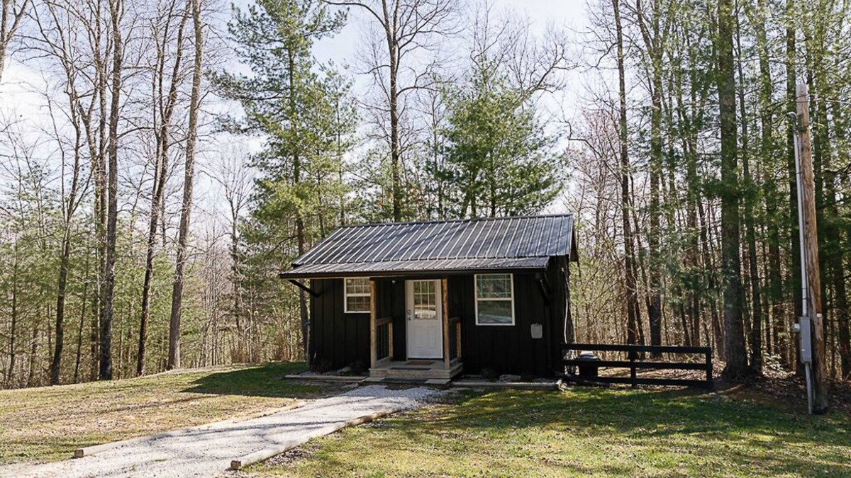 Rogers Cabin | "Stars Hollow" Cozy Mini Cabin Stay - RRG