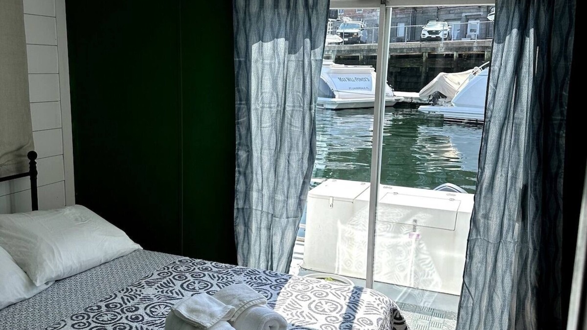 Boston Boat Rental | Stars Hollow: Ocean Retreat
